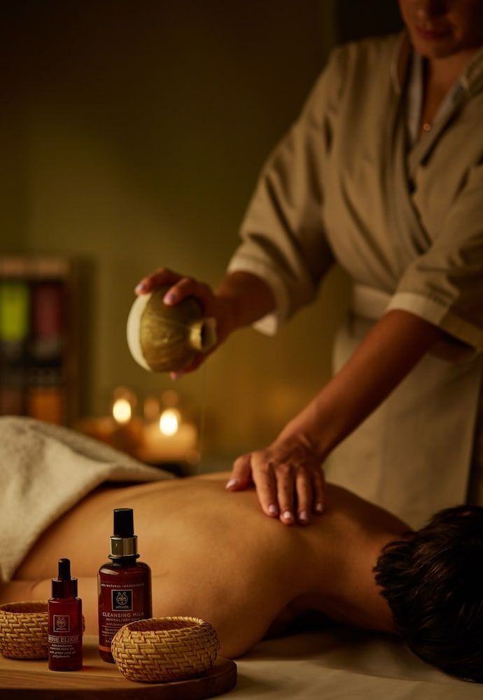Aroma oil massage treatment helps relax muscles and relieve tension. บริการนวดน้ำมันที่ Winidda Massage & Spa กะท ภูเก็ต ผ่อนคลายด้วยน้ำมันหอมระเหยคณภาพ